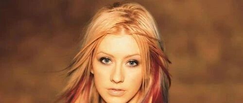 大橙大条国际视频:在月台演出的克里斯蒂娜·阿奎莱拉(Christina Aguilera)!