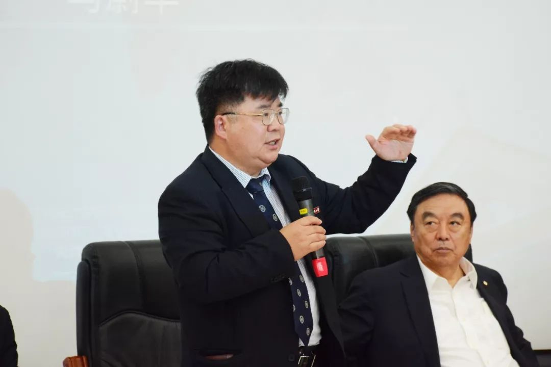 随后,天津大学优秀校友徐德清和fdt教育链负责人何东青做了同样精彩