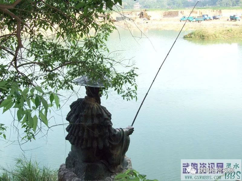 河边钓鱼翁