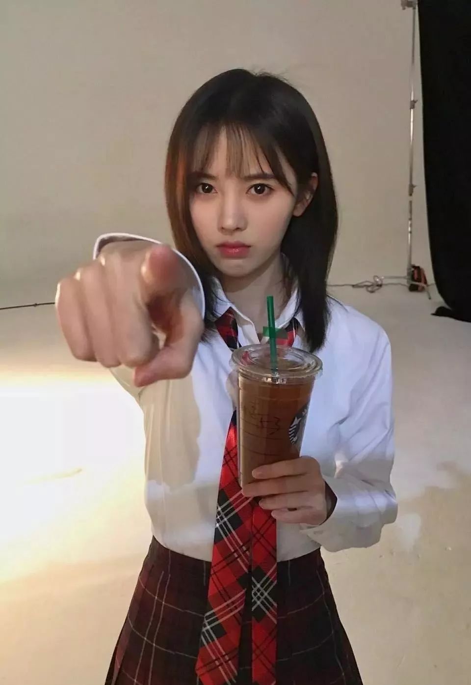 鞠婧祎,一个让星巴克禁忌而紧张的名字,梅奔的星巴克伙伴又要fong了!