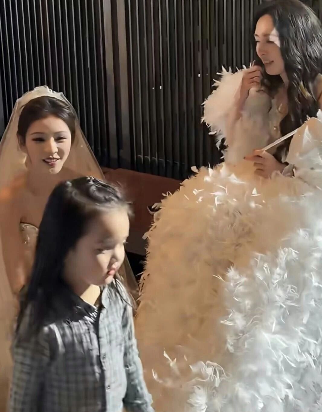 郭碧婷带着4岁儿子露面,和小向佐一模一样