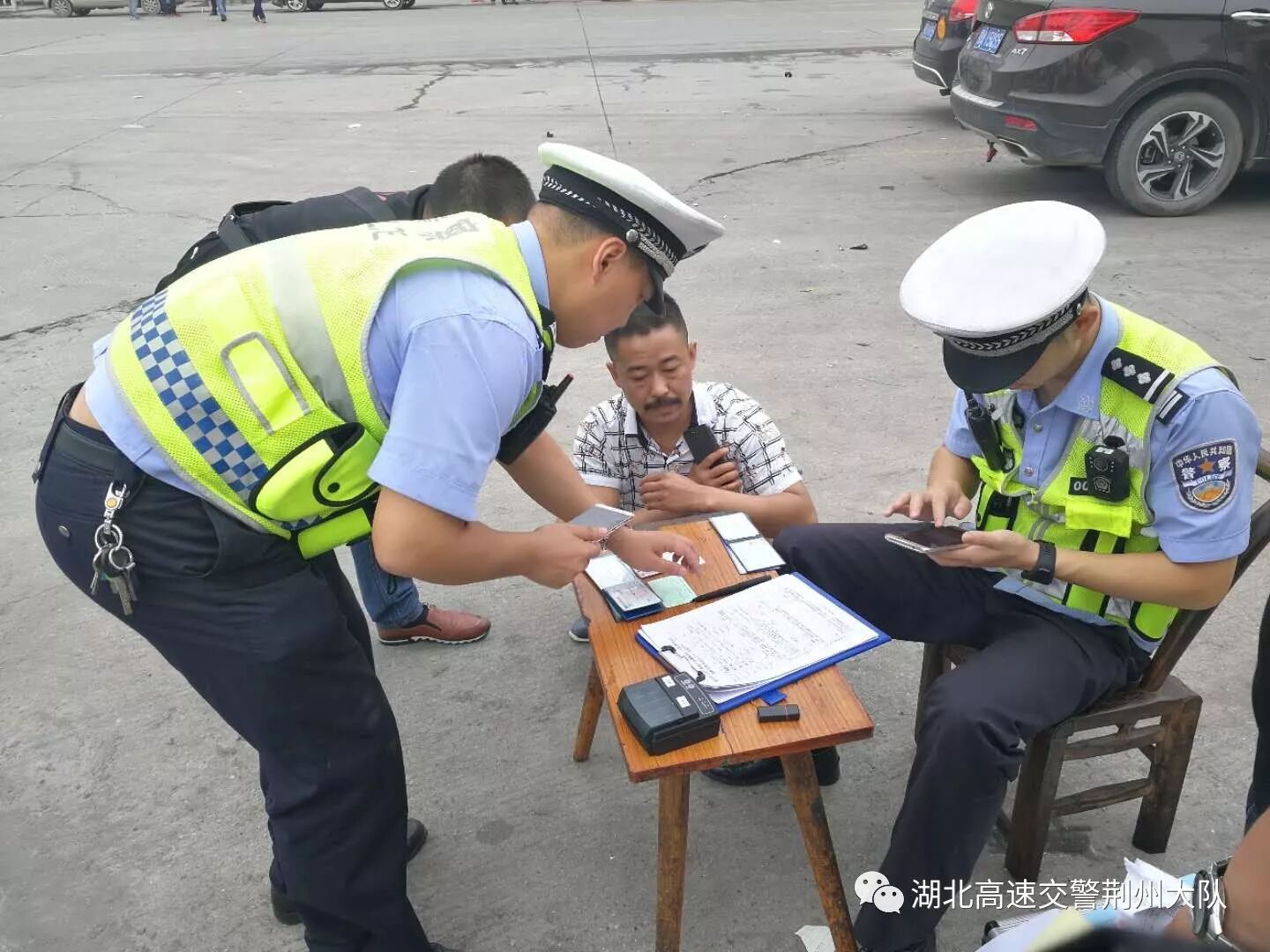 為快速處理事故 民警搬凳子當(dāng)“辦公桌”