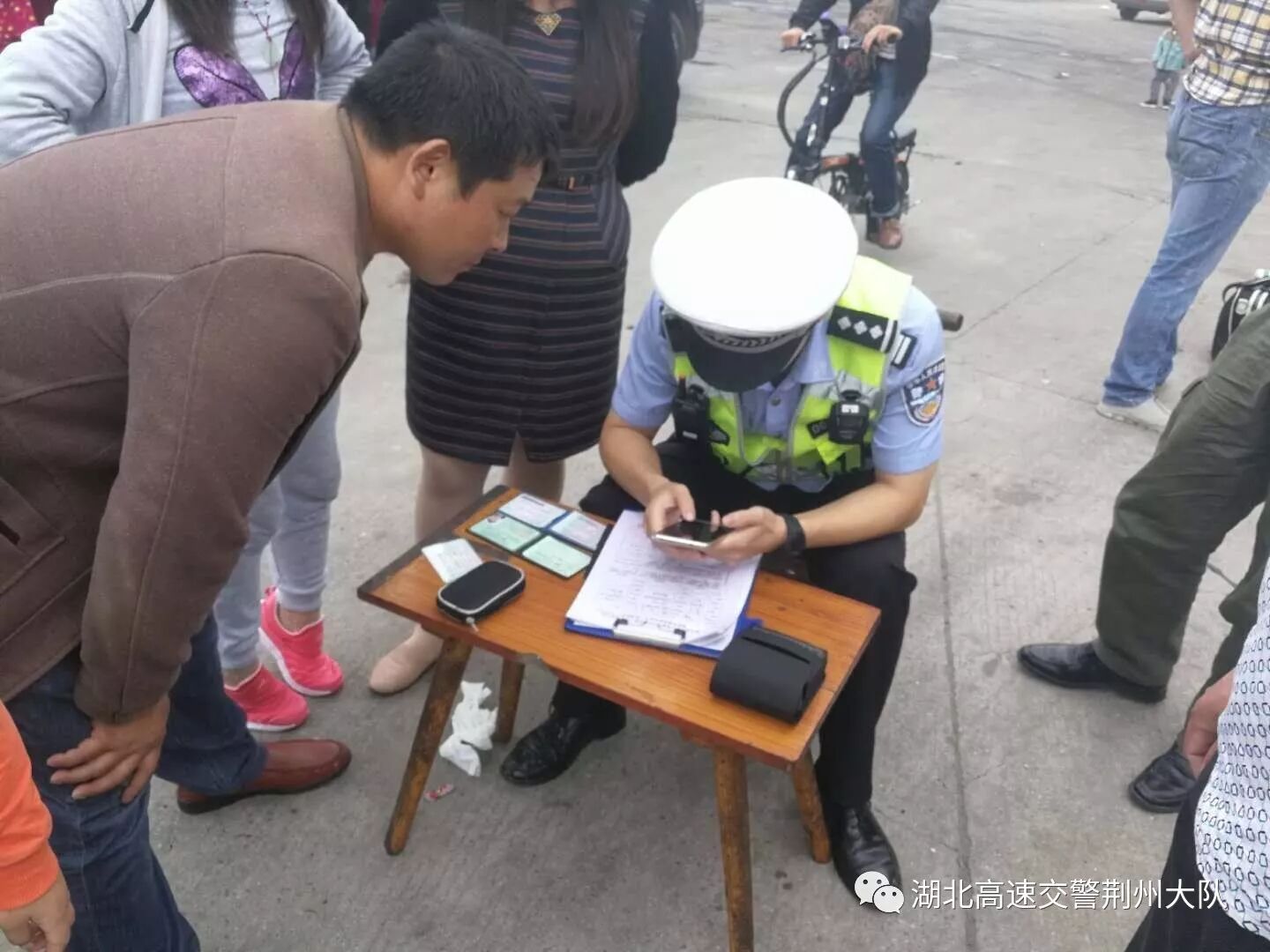 為快速處理事故 民警搬凳子當(dāng)“辦公桌”