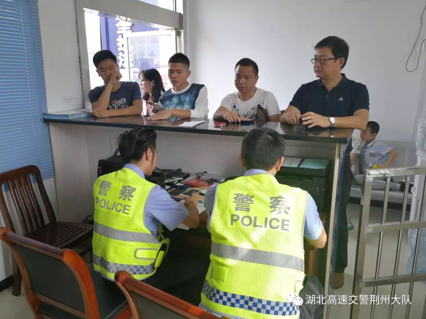 為快速處理事故 民警搬凳子當(dāng)“辦公桌”