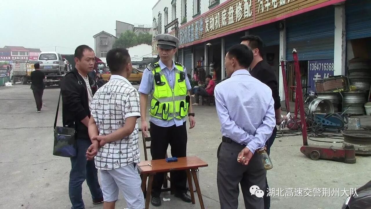 為快速處理事故 民警搬凳子當(dāng)“辦公桌”