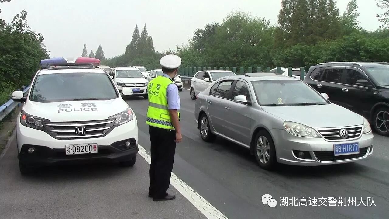 為快速處理事故 民警搬凳子當(dāng)“辦公桌”