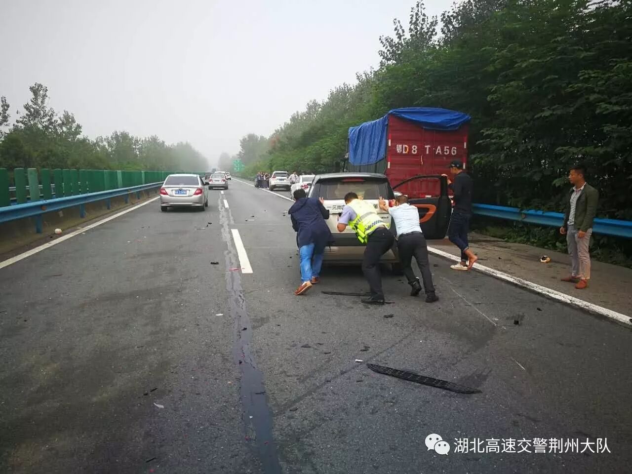 為快速處理事故 民警搬凳子當(dāng)“辦公桌”