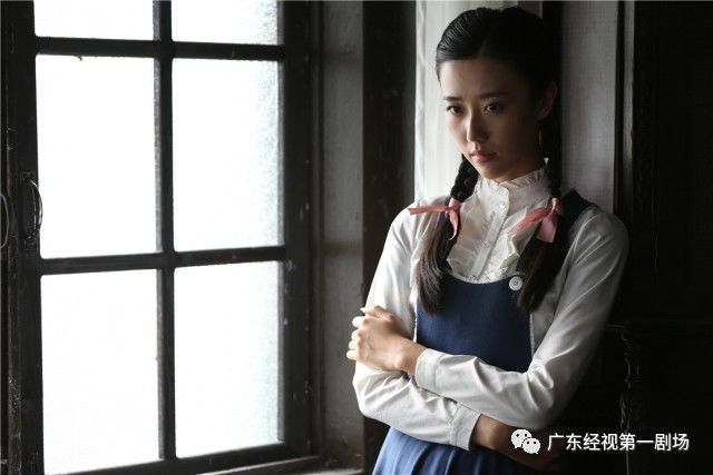 《黑狐之风影》中一改萌妹本色,化身巾帼不让须眉的共产党女战士赵婧
