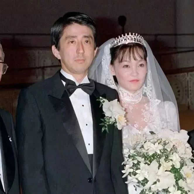 安倍晋三的老婆是豪门千金,追男星搞派对嗜酒如命,不生娃还受宠