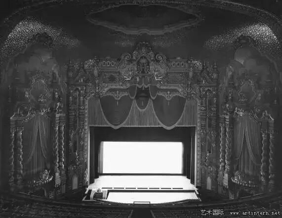 杉本博司（Hiroshi Sugimoto）《俄亥俄剧院》（Ohio Theater）明胶银盐冲印，119.4cmx149.2cm，1980