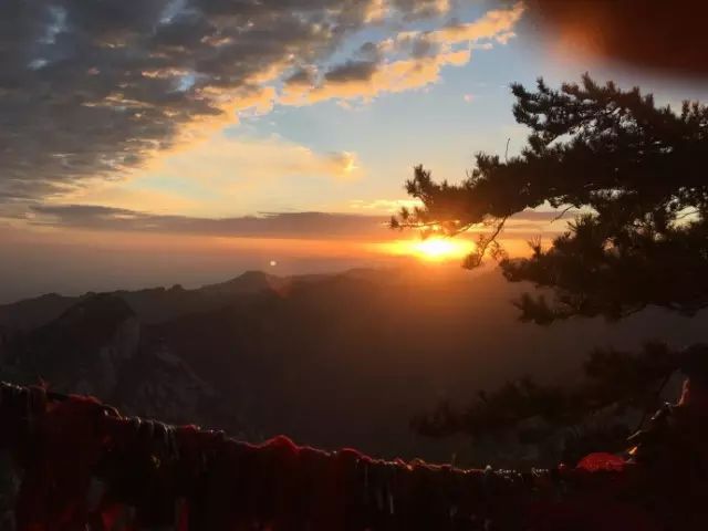 太阳初出光赫赫千山万山如火发