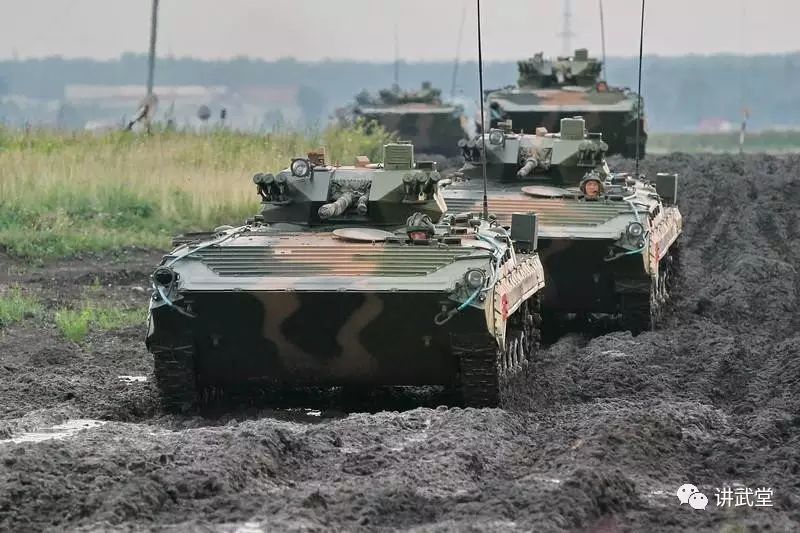 步战车可以将步兵一直送到对方阵地上,装甲运输车提前400米就要放步兵