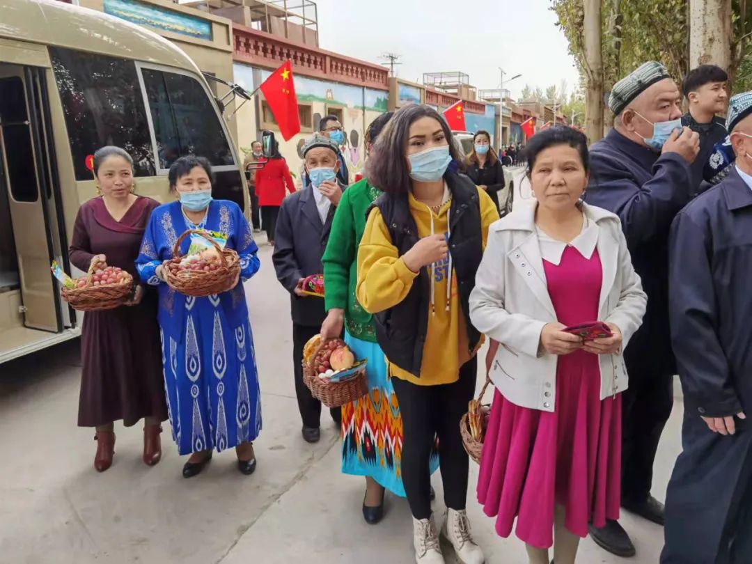红枣等特产早早地来到路旁,等着送给"湖南的亲人们"