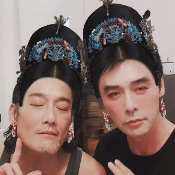 娱快讯 | 梁家辉阿B扮「娘娘」 似到十足,李治廷玻璃门被吹烂豪宅曝光!