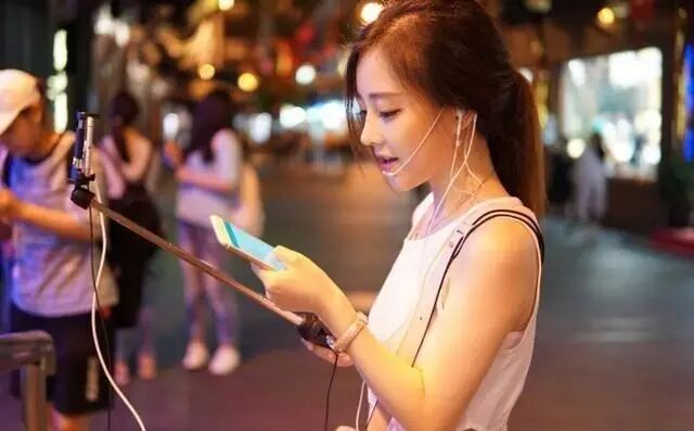 苹果强势征收“过路费”引众怒，妥协还是反击？