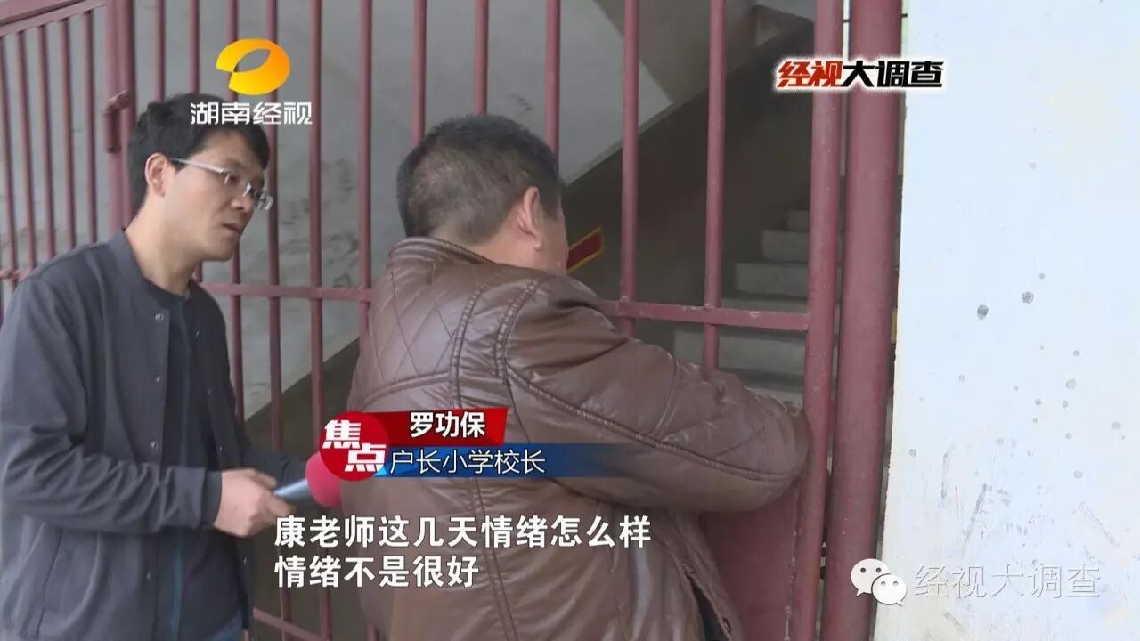 记者跑上二楼，发现康习文老师一个人坐在教室里。