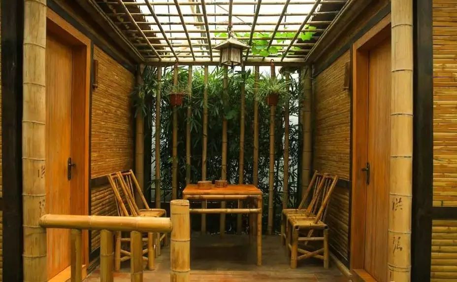 独栋竹屋, 门前小庭院旁有菜地,还有一条小溪,而茅草盖顶,竹子做的