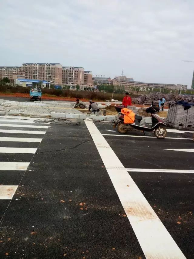 鄱阳湖大道延伸段项目起点城北大圆盘,沿线与规划东经二路相交,途经