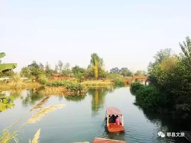 沿着村子走,有一个 香草湖湿地公园,到处都可以租车,一般都是双人的