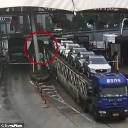 中国司机开半挂车上高速,不慎推倒收费亭