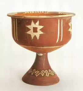 八角星纹彩陶豆:大汶口文化最典形的器皿之一。1978年出土于大汶口遗址,属国家一级文物,为盛器,尺寸口径26厘米,足经14.5厘米,通高28厘米,豆口沿上用褐、红彩绘对顶三角形与若干线条相间组成的图案,腹部用白彩在深红色陶衣上绘有5个方形八角星状纹饰,纹饰构图对称,色彩对比强列,其纹样的含意是表现光芒四射的太阳,中间的方形像征着大地,有天圆地方之喻意。堪称我国彩陶艺术珍品。.jpg