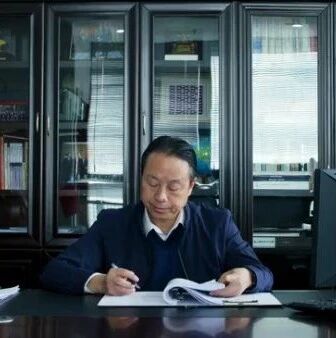 张睿丨与其在别处仰望,不如脚踏实地与梦想并肩同行