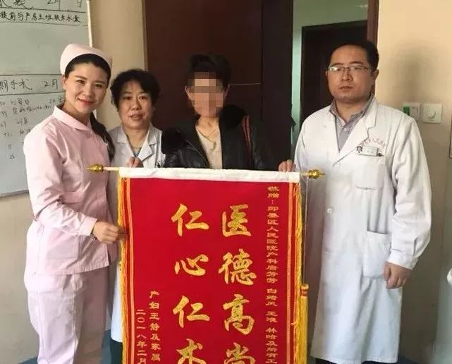 产后,家属对医护人员感激不尽,送上锦旗以表感谢.(供图  唐芳芳)