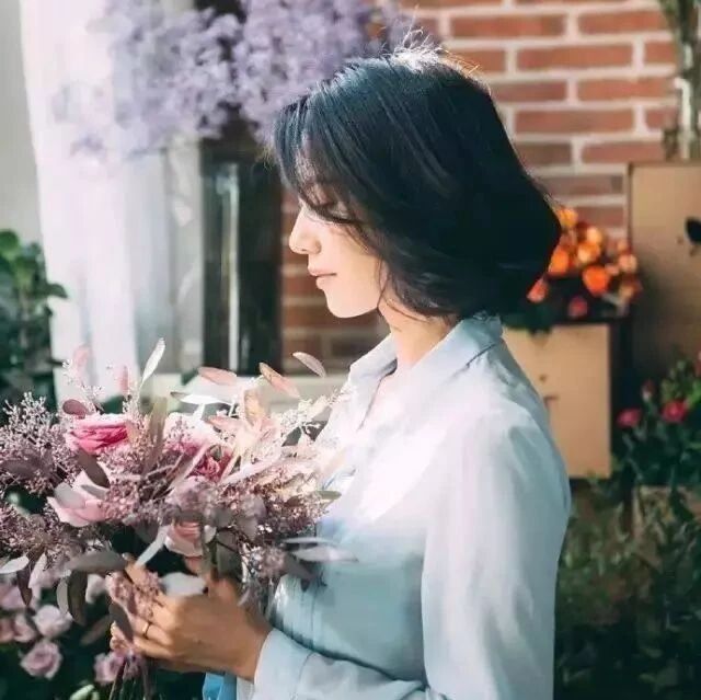 36岁高圆圆用一件白T恤美回了18岁!果然是搭配改变人生啊