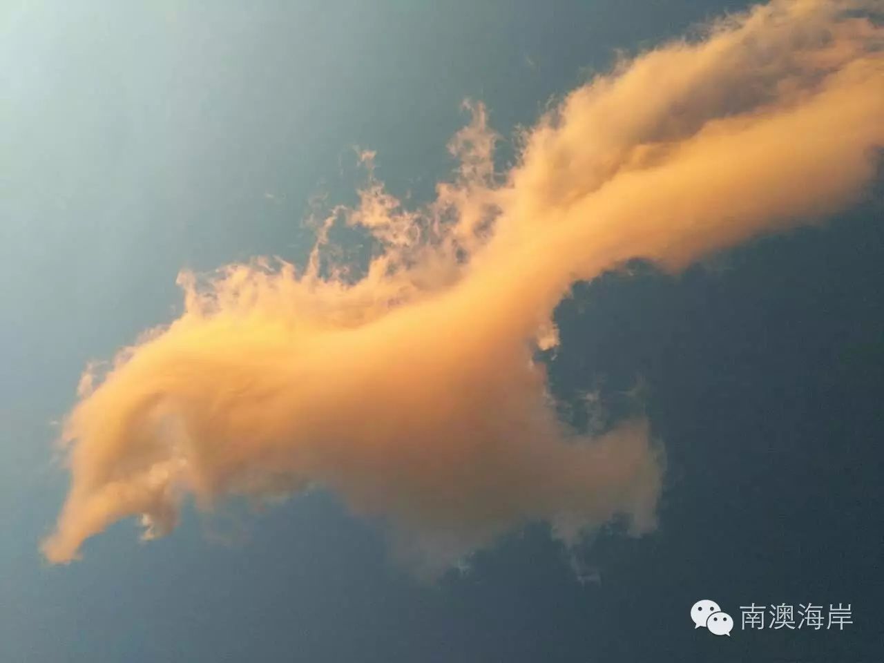 火烧云缠绕在白鹭公园的四周 肆意的在南澳白鹭远处的群山上 形状似龙