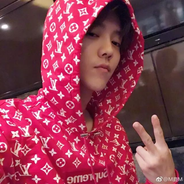 鹿晗是第一个上身 LV x Supreme Box Logo 帽衫的大陆艺人?