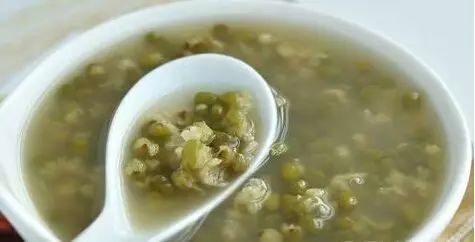 再说说夏天解暑的酸梅汤跟绿豆汤,这都是小时候家里夏天常备的东西.