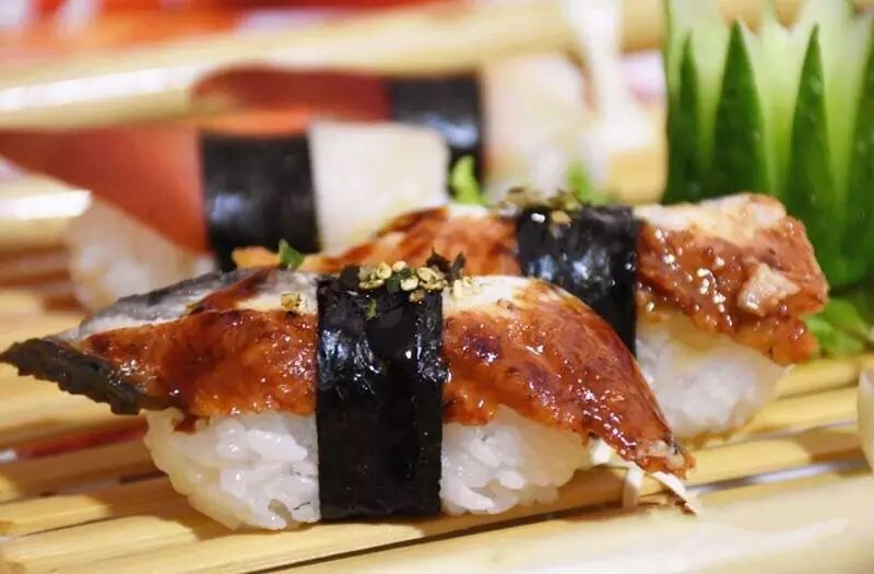 红叶寿司为了让吃货们吃到真正的寿司,鳗鱼寿司绝对是菜单上的良心