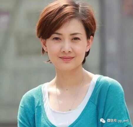 45岁春晚钉子户牛莉近照,和老公低调恩爱21年,女儿长的比她美