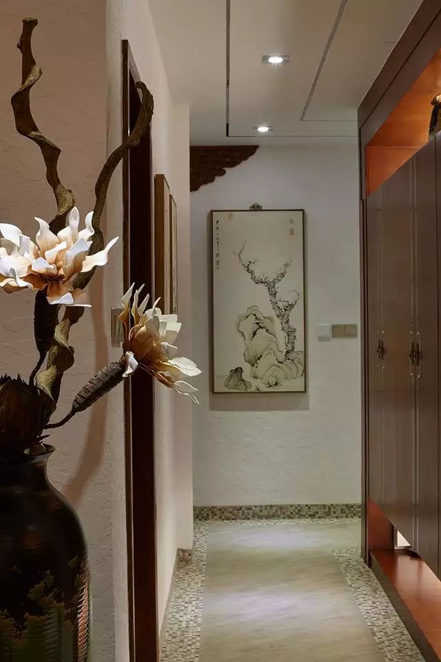 低头看看地面边线与踢脚线