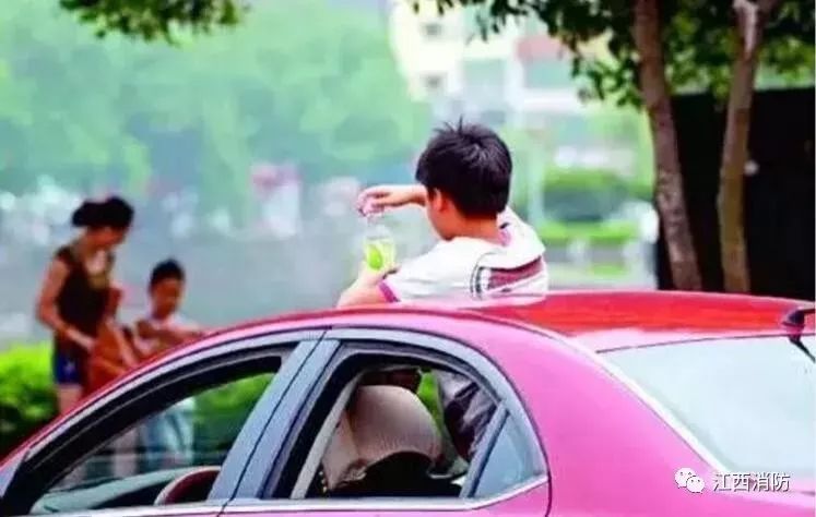2岁孩子飞出车外…【视频】  驾车时总有一些孩子从窗户探出头来,甚至