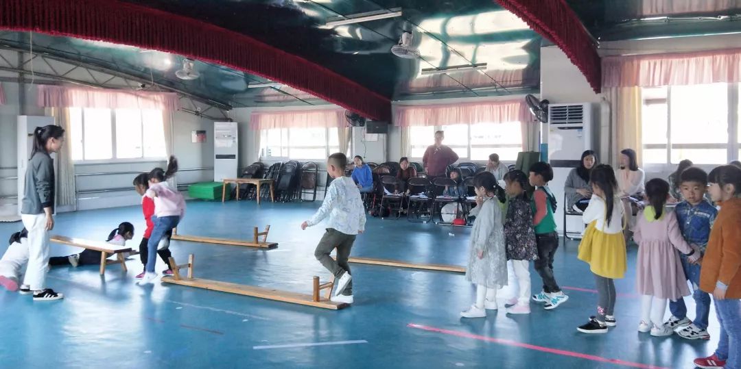 在实践中收获,在反思中成长:育才幼儿园室内体育课研讨活动