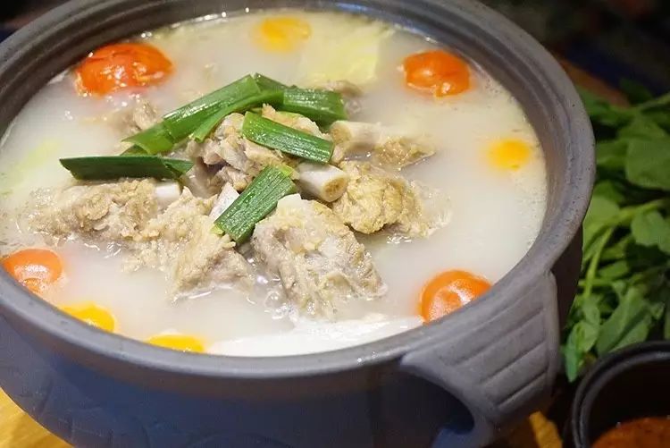 而 丽江腊排骨火锅则是"三叠水"中的第三叠——"热烈叠"中的一道主菜.