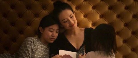 章子怡晒汪峰13岁女儿“小苹果”近照,醒醒抱奖杯,一家人好温馨