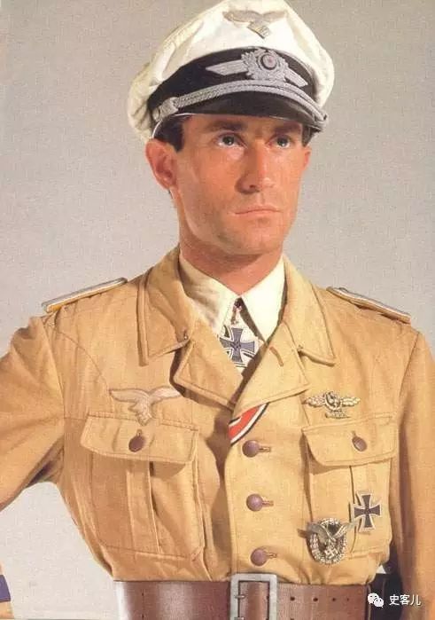 德国空军少尉飞行员,穿34型空军工作服的热带深黄版本,不佩领章