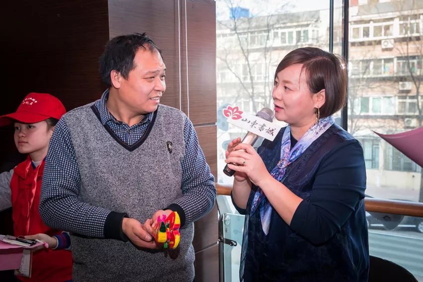 胶东花饽饽非遗花饽饽传承人林荣涛作品刻瓷,他能在盘子上将人物雕刻