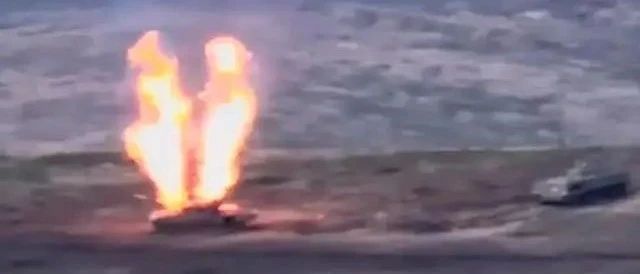 阿塞拜疆无人机再立大功，导弹瞄准亚美尼亚士兵堆，当场炸死17人