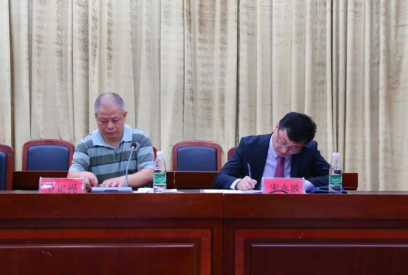 书记唐未兵,我校校友,深圳亚辉龙生物科技股份有限公司董事长胡德明