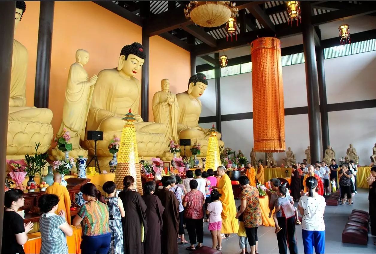 东莞香慧寺礼拜《梁皇宝忏》法会首日盛况