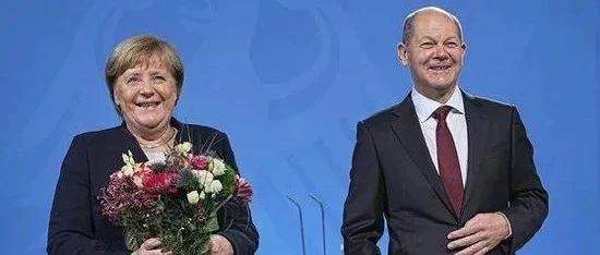 正式交接！德国新任总理朔尔茨宣誓就职，向默克尔献花