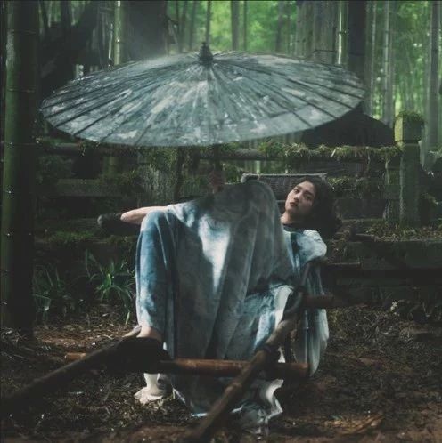 关晓彤躺在竹林中又仙又柔媚,这个造型从没在《影》中出现过
