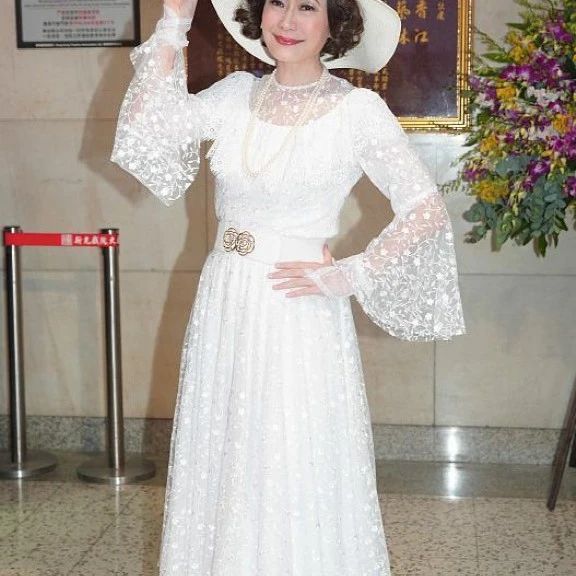 叶童, 50岁“许仙”,穿白裙,成为淑女.她在镜头前笑得很甜,依然很优雅.