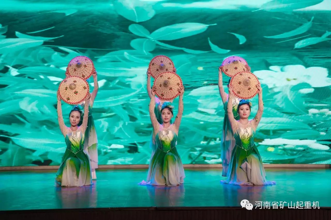 六名美丽的小姑娘在《茶山情歌》的韵律中蹁然起舞,如仙如蝶,令人心神