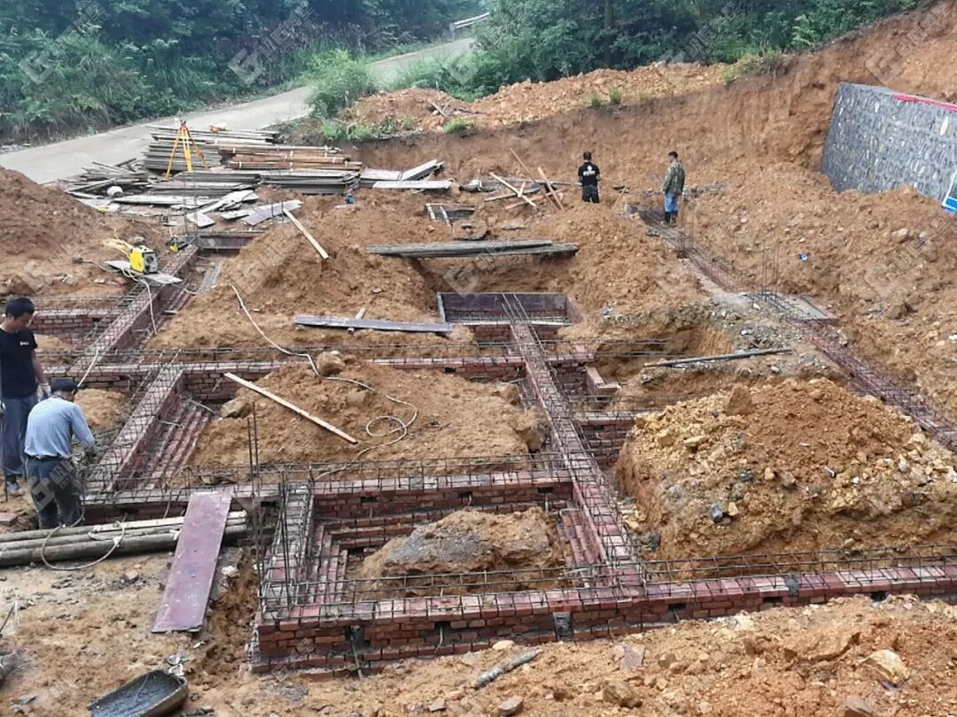 建设条形基础地基 ▲条形基础初见雏形 *施工工艺:分层