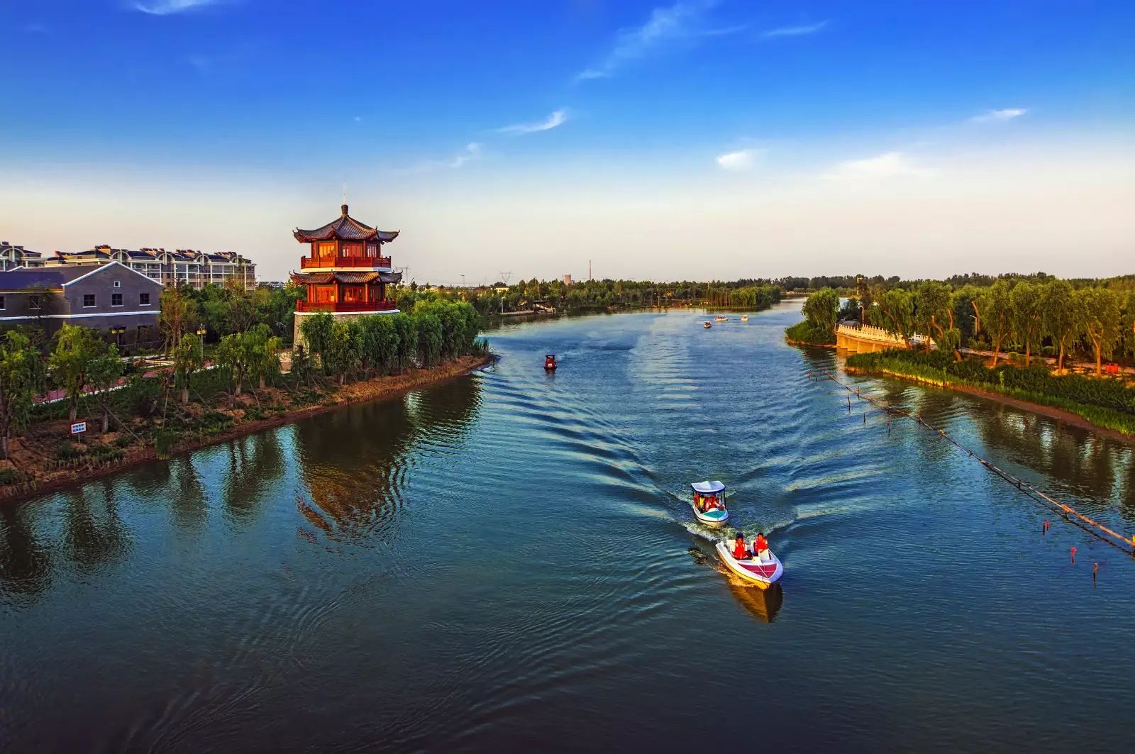 红莲湖不仅提高了城市的防洪蓄水能力,风景区面貌也焕一新,成为展示