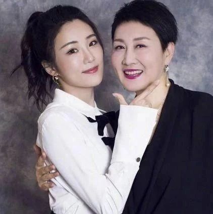 张凯丽捧女儿没红,闫妮捧女儿没红,唯独他没捧,女儿反而红了!